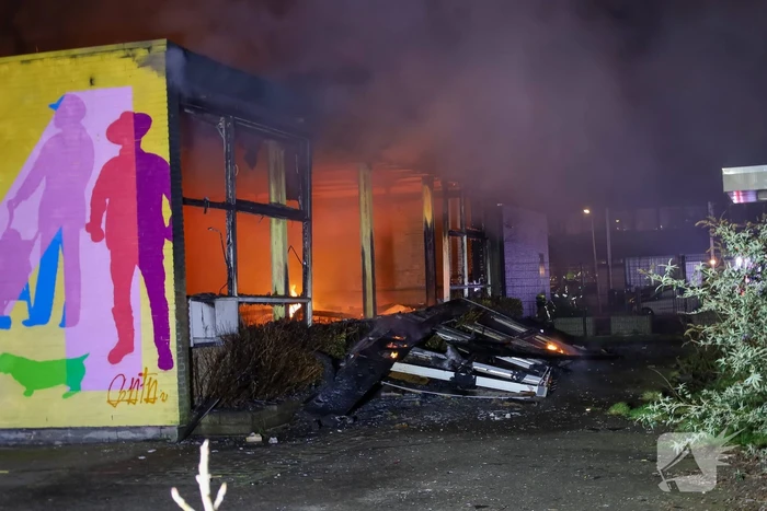 Explosie en grote brand in buurthuis, eerder doelwit geweest van explosie