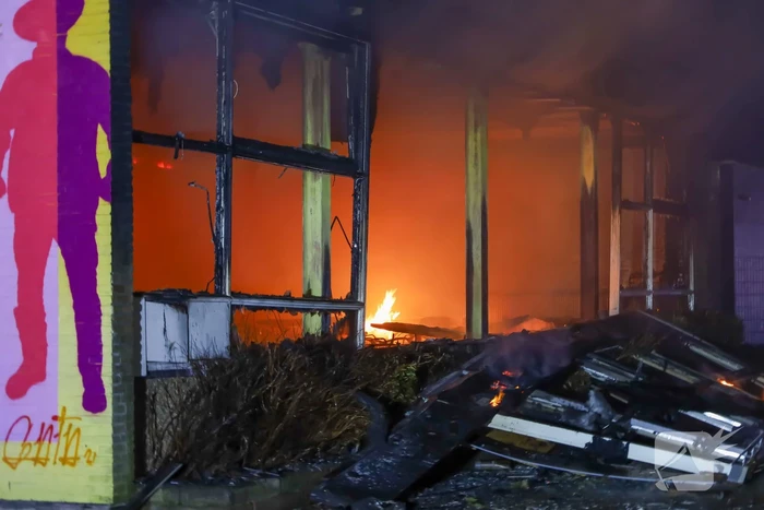 Explosie en grote brand in buurthuis, eerder doelwit geweest van explosie