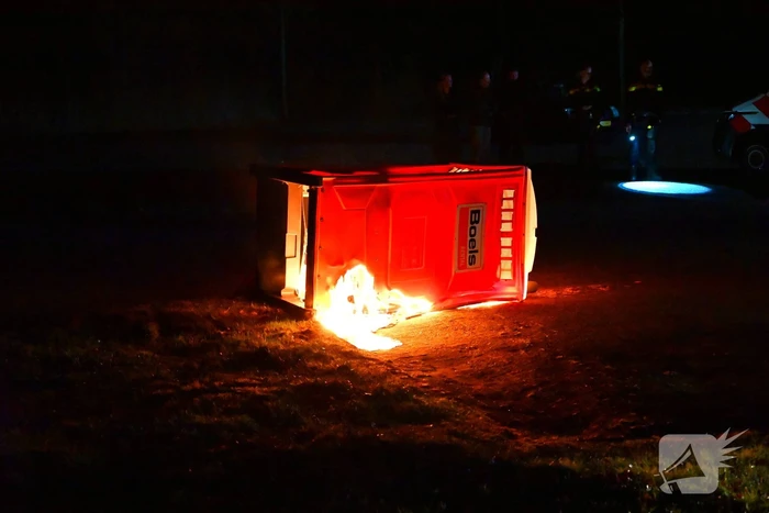 Brandweer blust brandende dixi