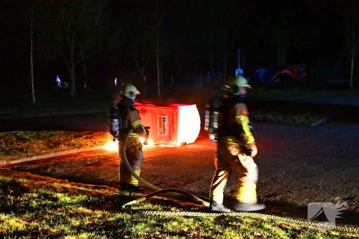 Brandweer blust brandende dixi