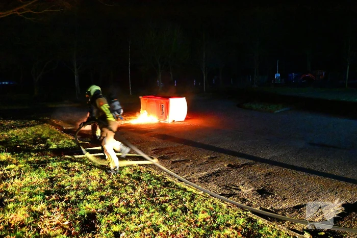 Brandweer blust brandende dixi