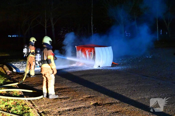 Brandweer blust brandende dixi