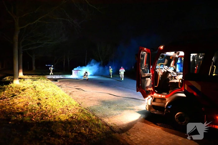 Brandweer blust brandende dixi