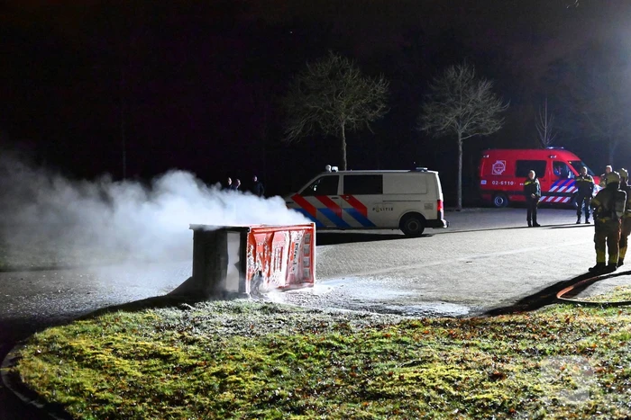 Brandweer blust brandende dixi