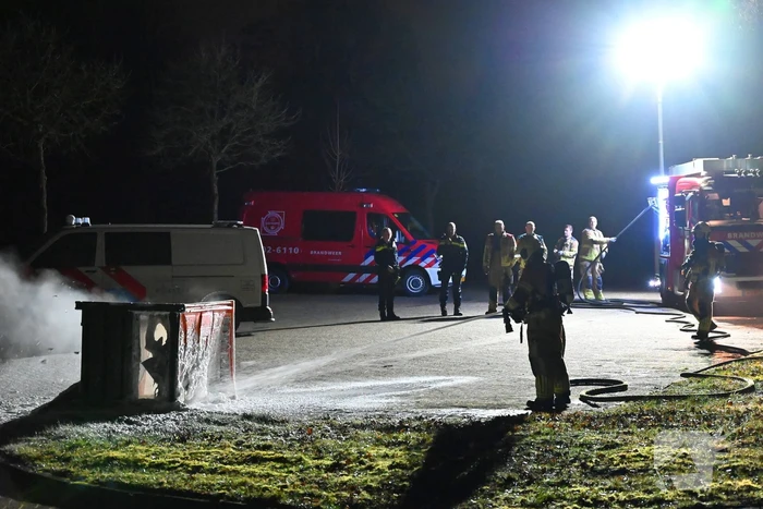 Brandweer blust brandende dixi