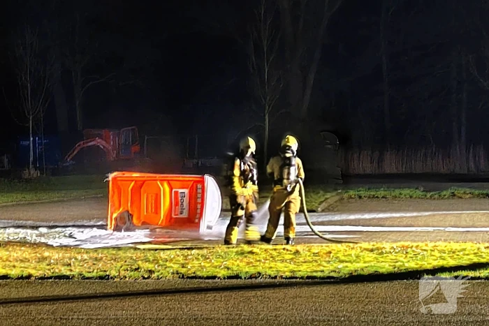 Brandweer blust brandende dixi