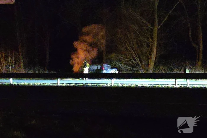 Personenauto volledig verwoest door brand