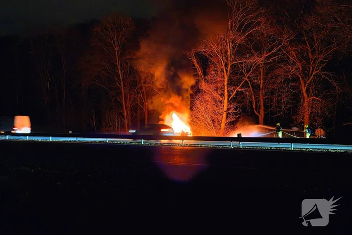 Personenauto volledig verwoest door brand