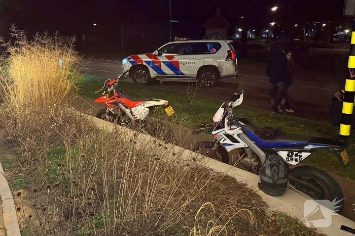 Twee brommerrijders gewond bij aanrijding voor zebrapad