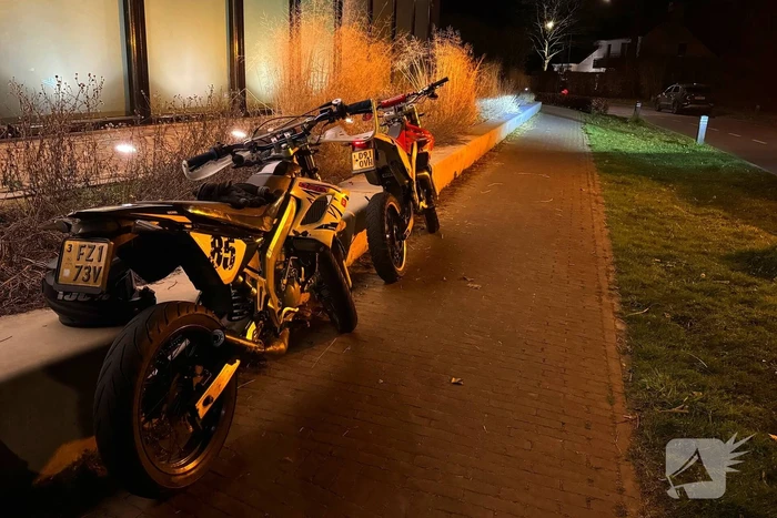 Twee brommerrijders gewond bij aanrijding voor zebrapad