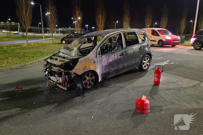 Voertuig vat vlam op voertuig van berger