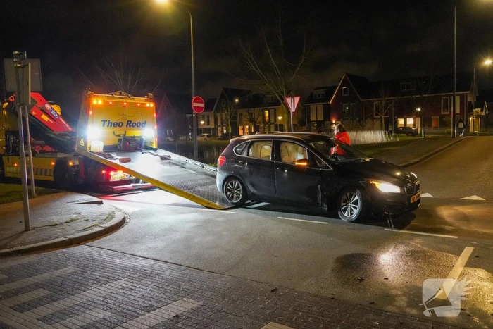 Auto's zwaar beschadigd na botsing op kruising