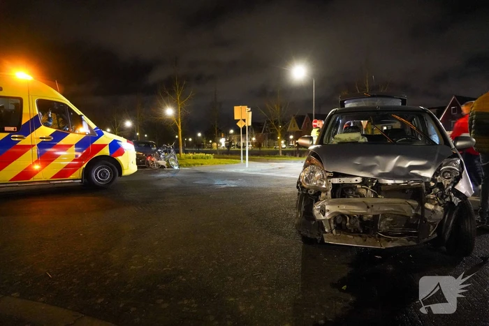 Auto's zwaar beschadigd na botsing op kruising