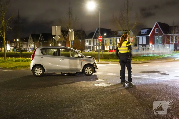 Auto's zwaar beschadigd na botsing op kruising