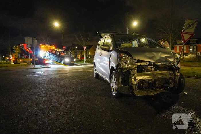 Auto's zwaar beschadigd na botsing op kruising