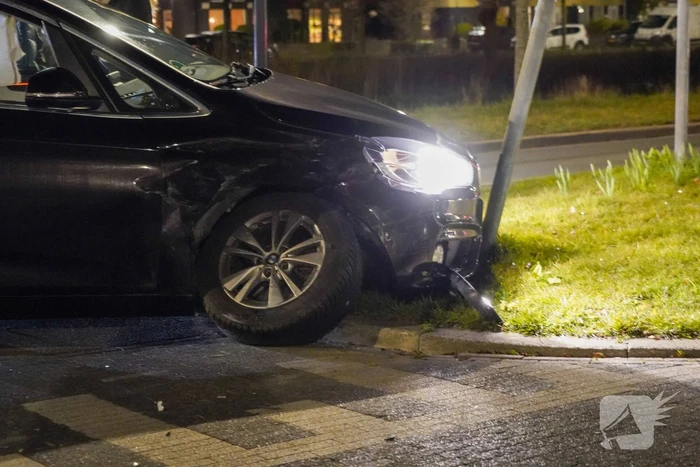 Auto's zwaar beschadigd na botsing op kruising