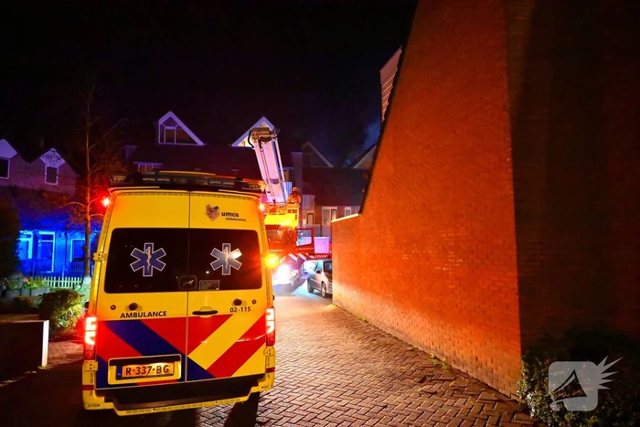 Persoon gered uit brandende woning