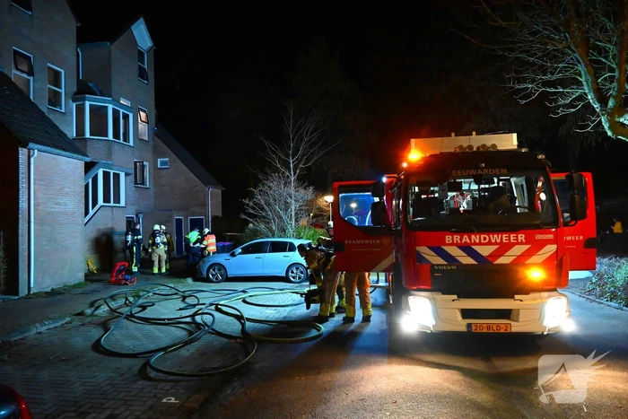 Persoon gered uit brandende woning