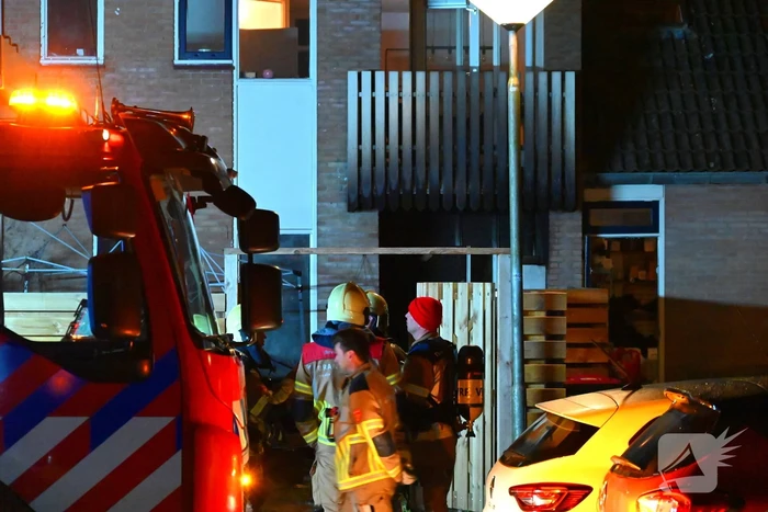 Persoon gered uit brandende woning