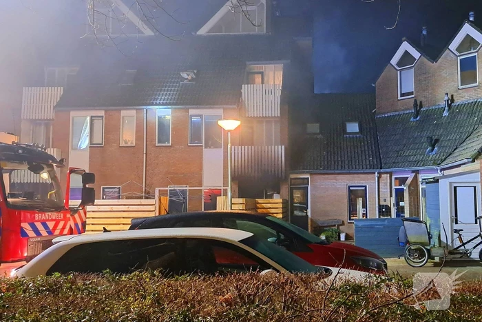 Persoon gered uit brandende woning