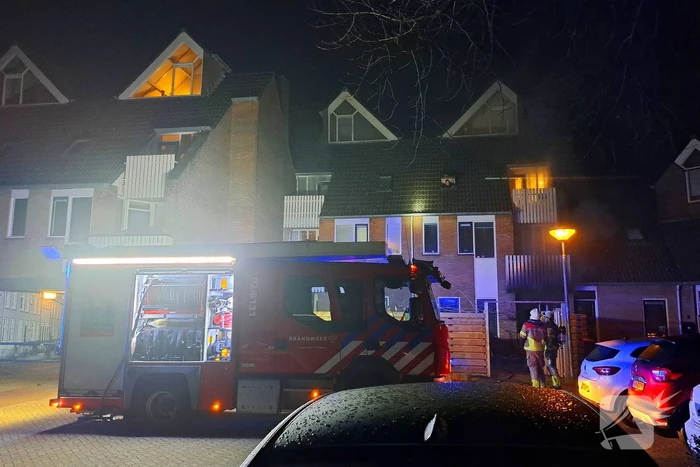Persoon gered uit brandende woning