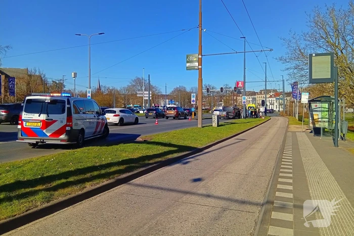 Kettingbotsing voor stoplicht tussen twee auto's en een bestelbus met aanhanger