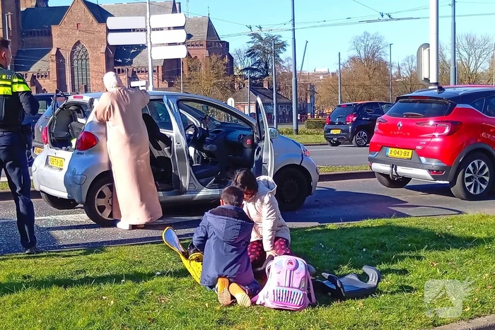 Kettingbotsing voor stoplicht tussen twee auto's en een bestelbus met aanhanger