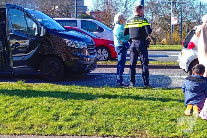 Kettingbotsing voor stoplicht tussen twee auto's en een bestelbus met aanhanger