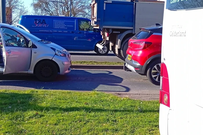 Kettingbotsing voor stoplicht tussen twee auto's en een bestelbus met aanhanger