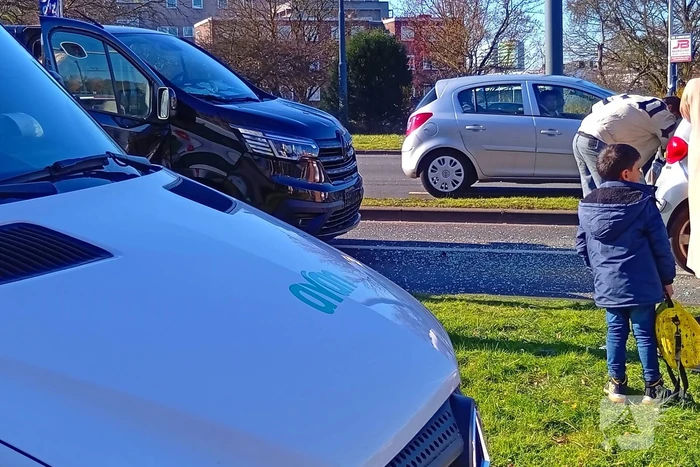Kettingbotsing voor stoplicht tussen twee auto's en een bestelbus met aanhanger