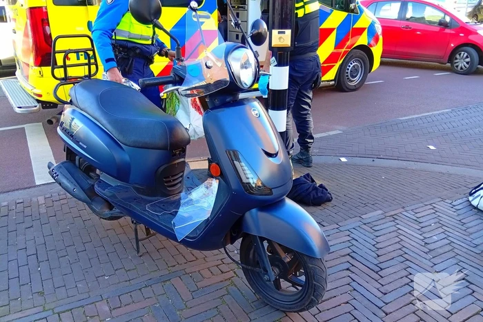 Scooterrijder en fietsen met elkaar in botsing op fietspad