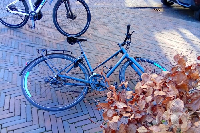 Scooterrijder en fietsen met elkaar in botsing op fietspad