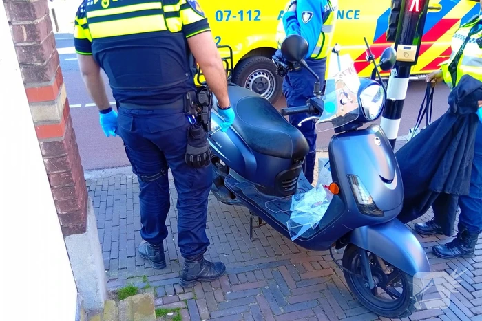 Scooterrijder en fietsen met elkaar in botsing op fietspad