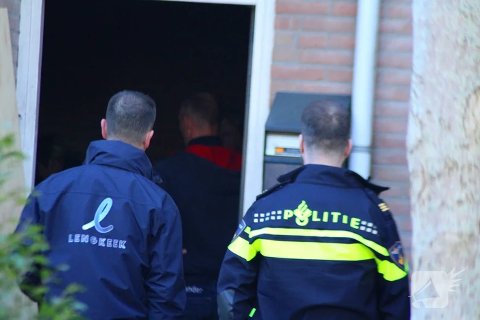 Brandweer en forensische opsporing doen onderzoek naar gaslucht