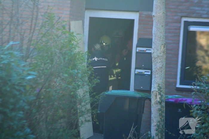 Brandweer en forensische opsporing doen onderzoek naar gaslucht
