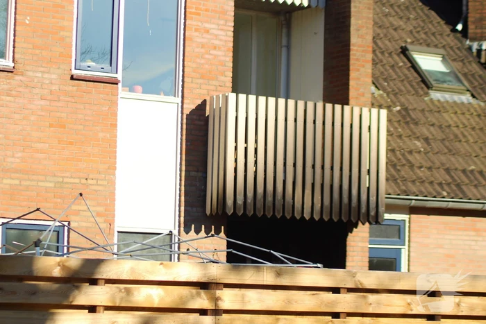 Brandweer en forensische opsporing doen onderzoek naar gaslucht