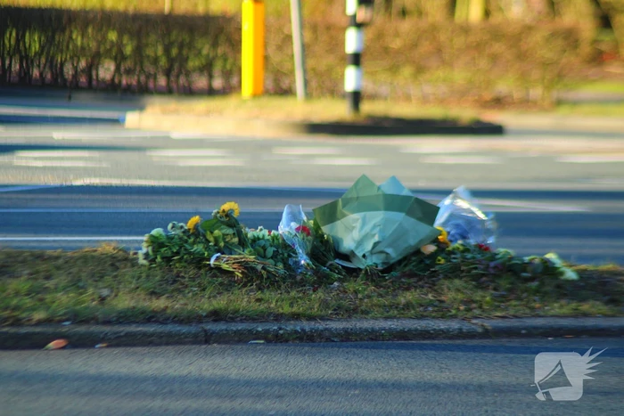 Bloemen neergelegd ter nagedachtenis aan overleden fietser