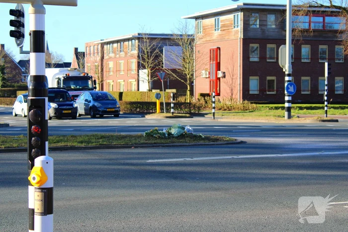 Bloemen neergelegd ter nagedachtenis aan overleden fietser