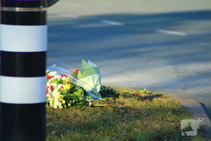 Bloemen neergelegd ter nagedachtenis aan overleden fietser