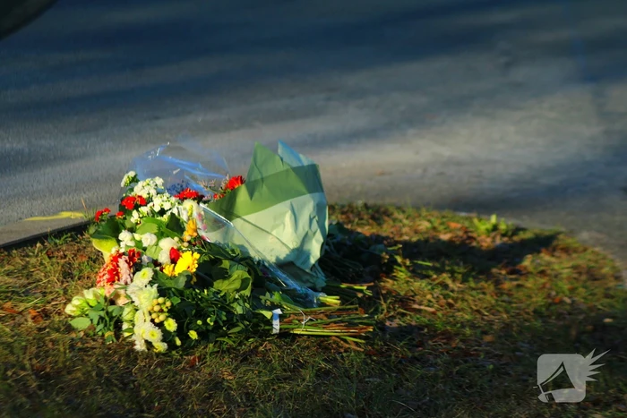 Bloemen neergelegd ter nagedachtenis aan overleden fietser