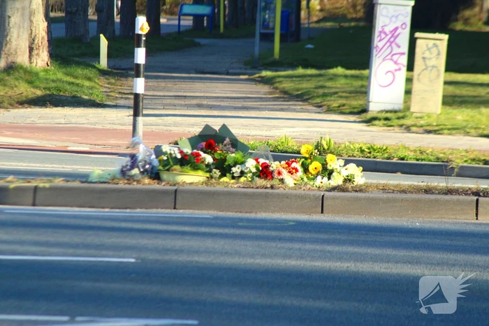 Bloemen neergelegd ter nagedachtenis aan overleden fietser