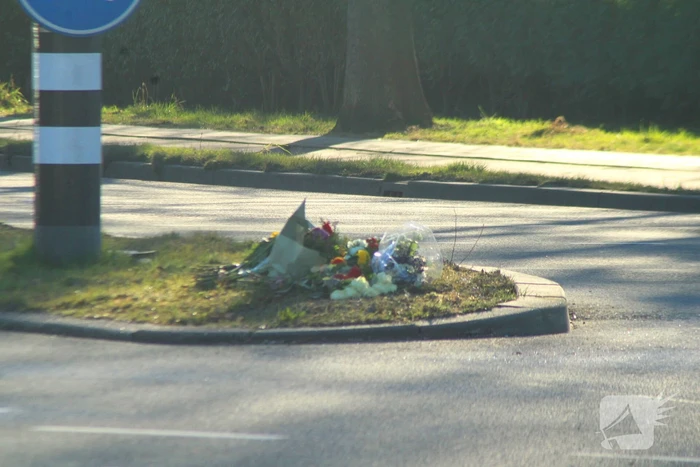 Bloemen neergelegd ter nagedachtenis aan overleden fietser