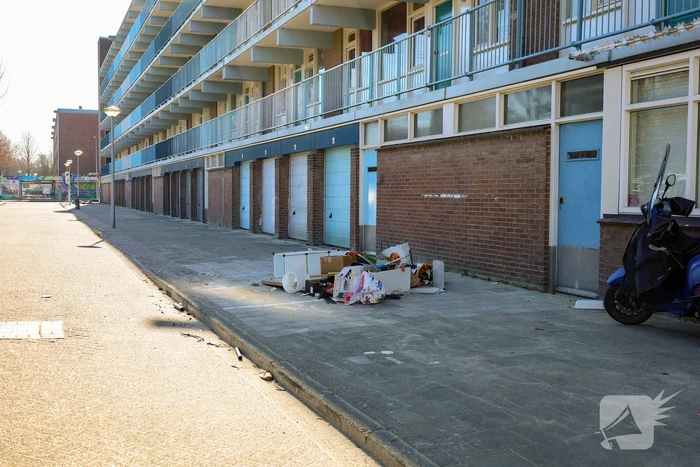 Huisraad op straat gegooid, twee agenten gewond