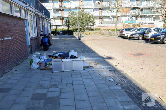 Huisraad op straat gegooid, twee agenten gewond