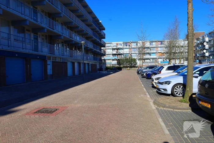 Huisraad op straat gegooid, twee agenten gewond