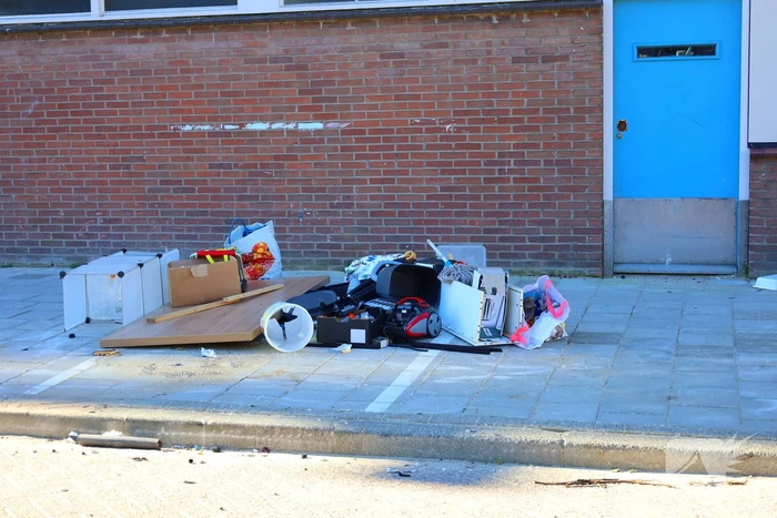 Huisraad op straat gegooid, twee agenten gewond