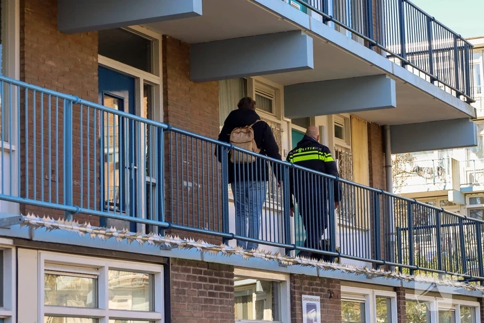 Huisraad op straat gegooid, twee agenten gewond