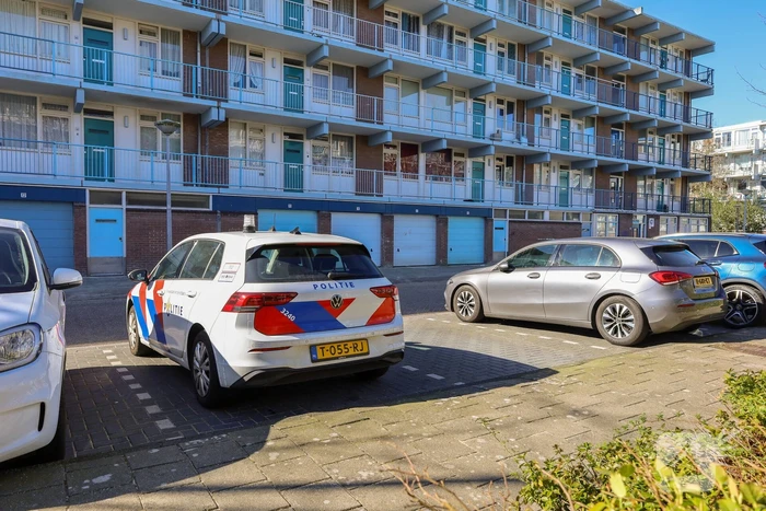 Huisraad op straat gegooid, twee agenten gewond