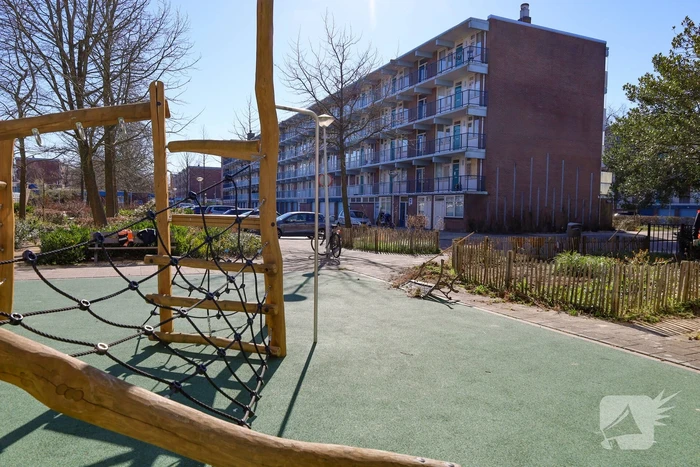 Huisraad op straat gegooid, twee agenten gewond