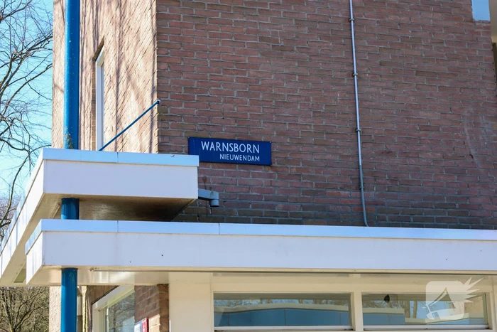 Huisraad op straat gegooid, twee agenten gewond